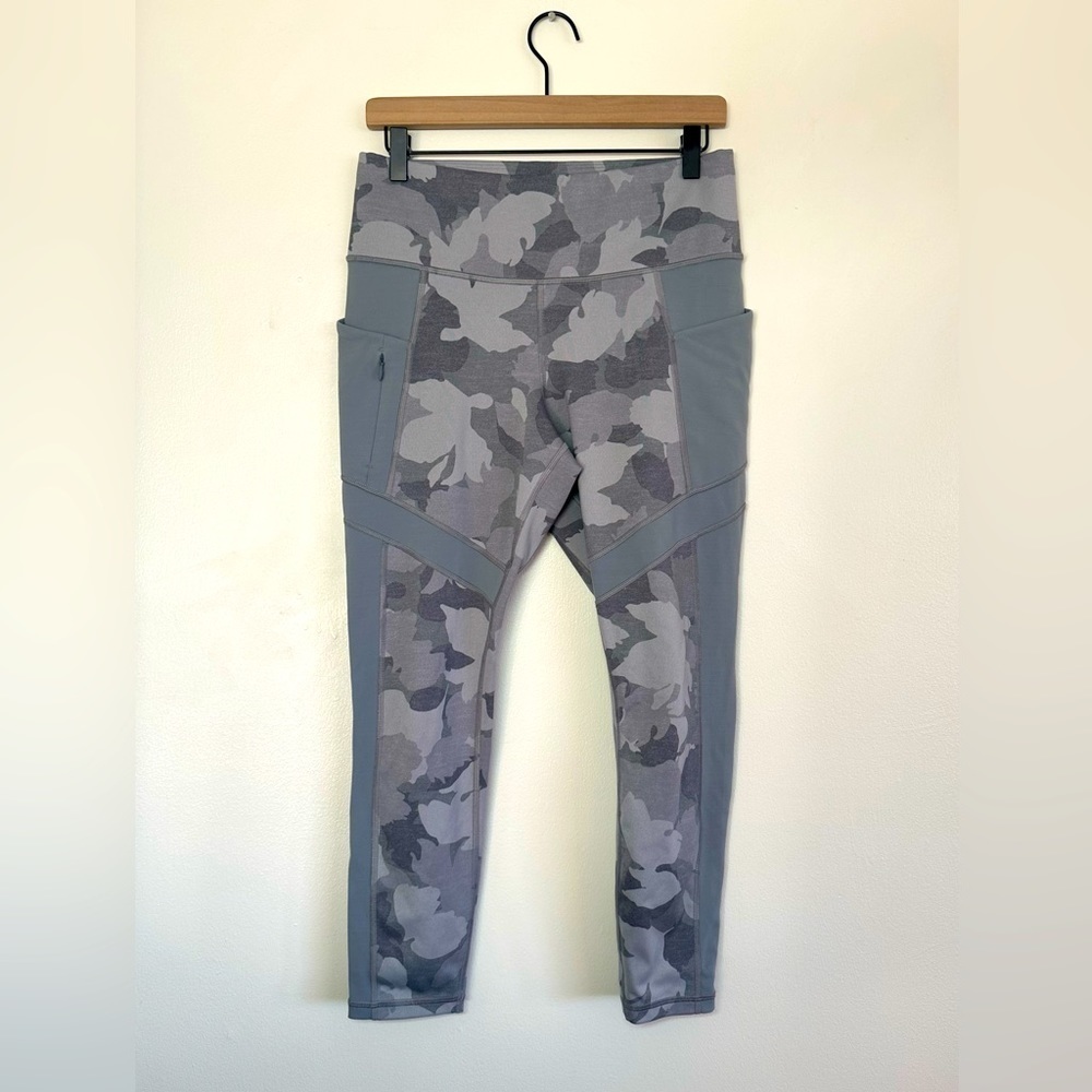 Athleta All In 7/8 Camo Leggings Size Medium
